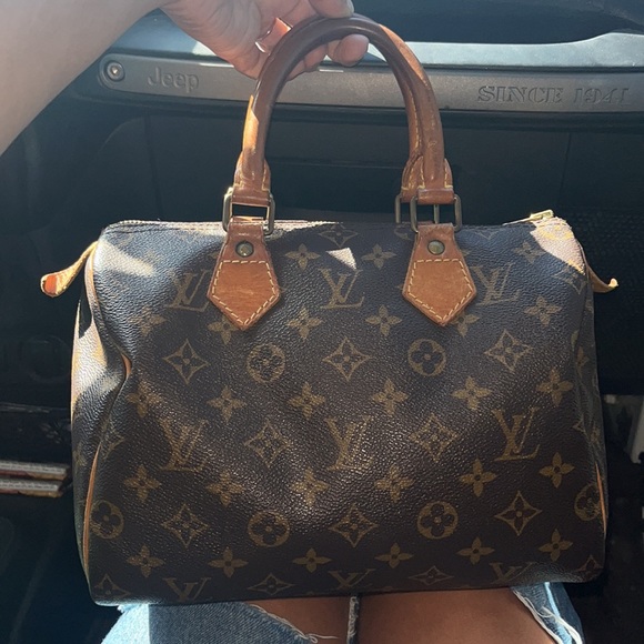 Louis Vuitton Handbags - CLAIRE ONLY, SAVED LABEL.🍂🍂
